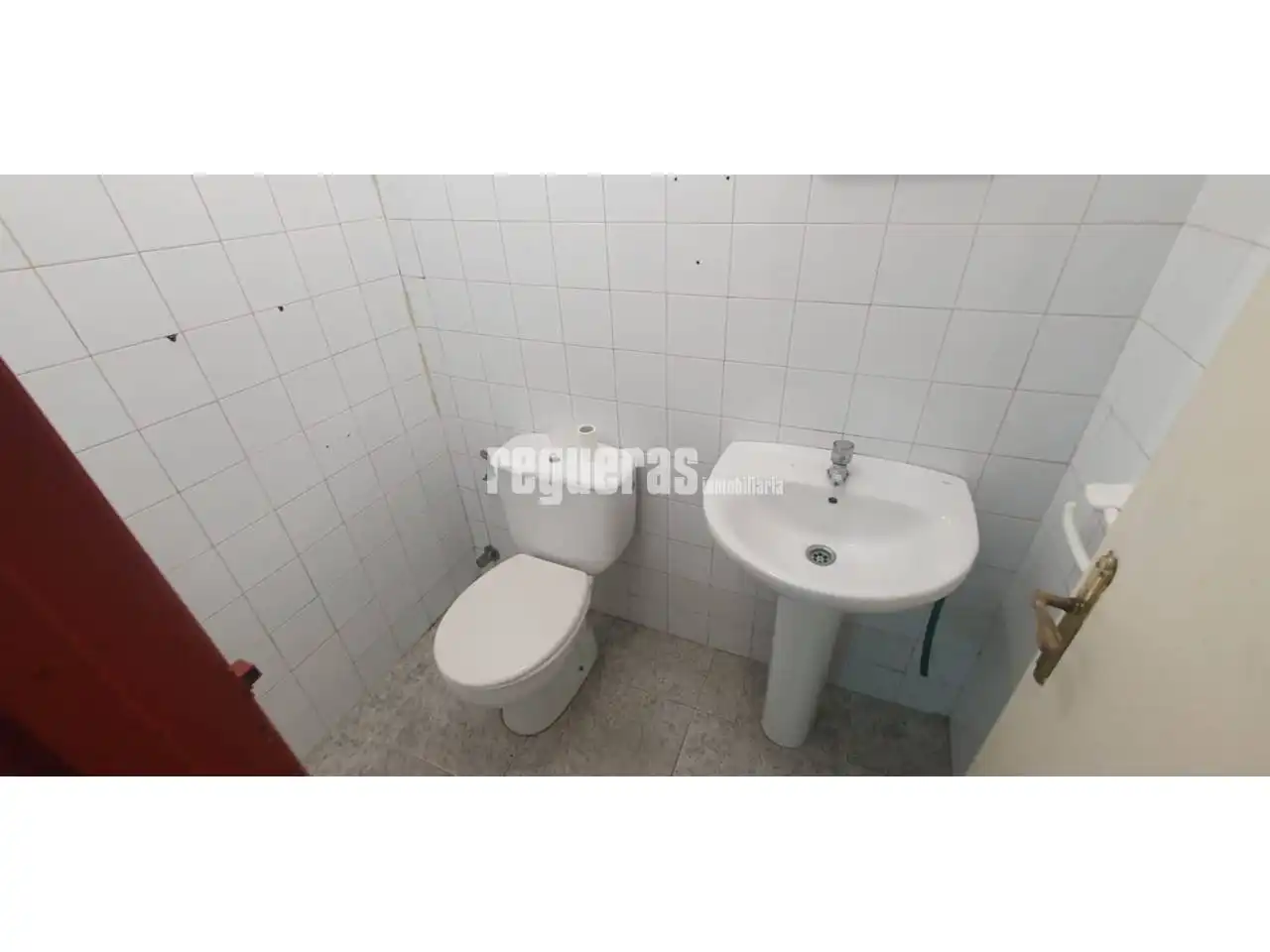 Badezimmer von Geschaftsraum zur Miete in Avilés mit Alarm