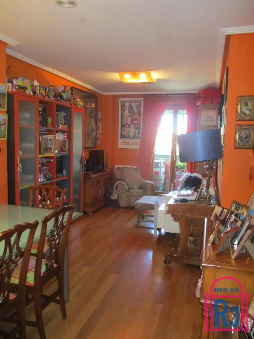 Sala d'estar de Apartament en venda en León Capital  amb Calefacció, Terrassa i Traster