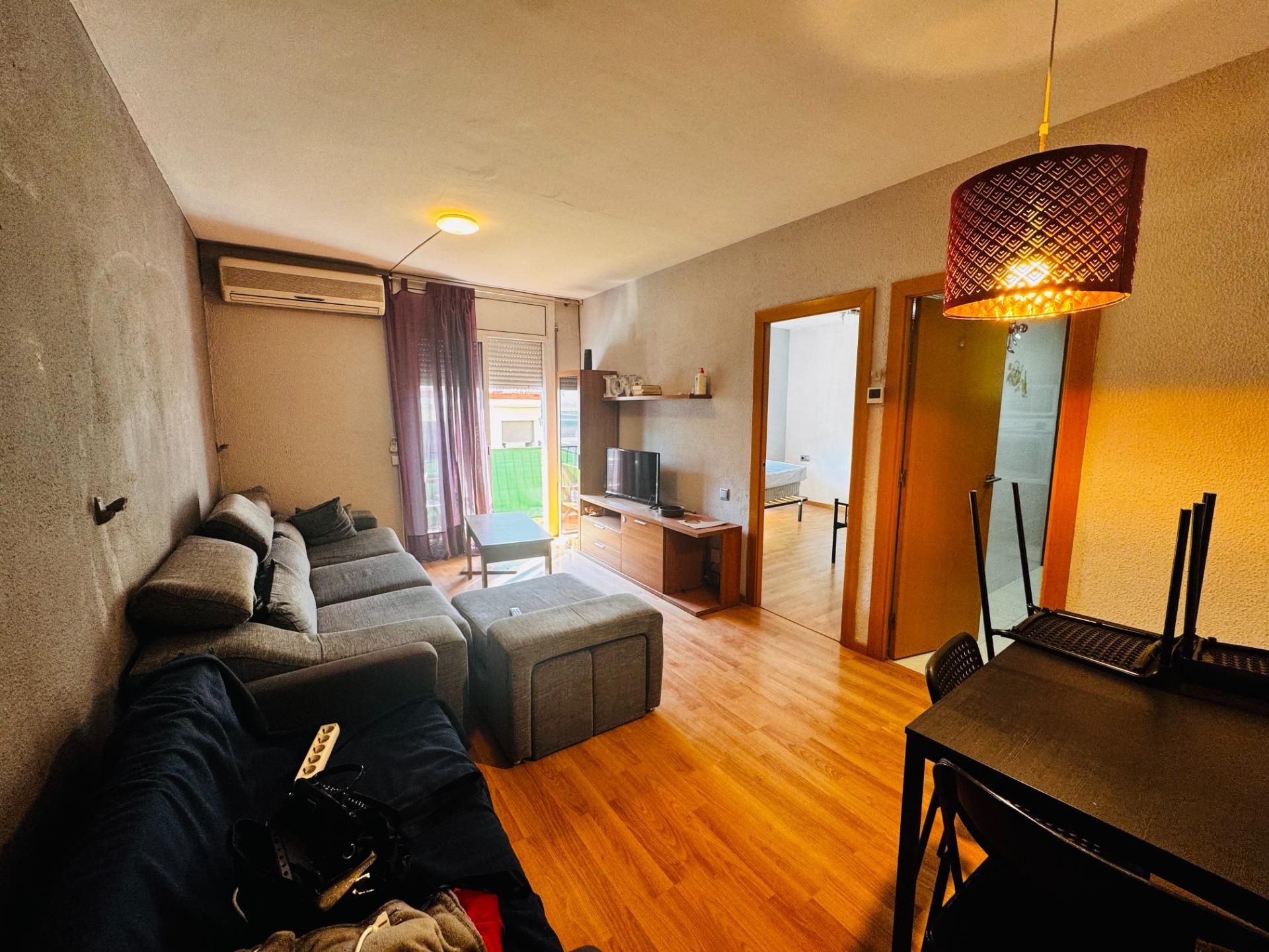 Sala de estar de Piso en venta en Vilanova i la Geltrú con Parquet y Balcón