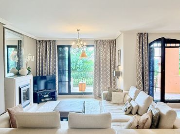 Apartment with pool for sale in Calle Los Arqueros 93