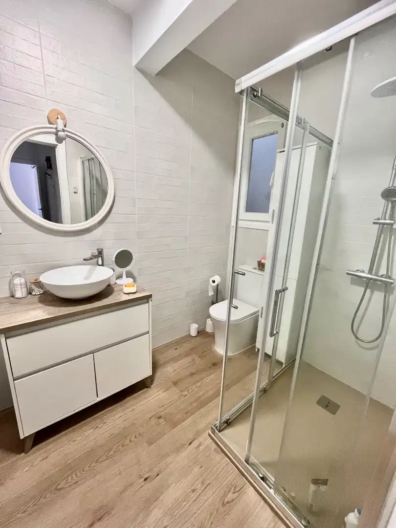 Baño de Piso de alquiler en Plasencia con Aire acondicionado, Terraza y Amueblado
