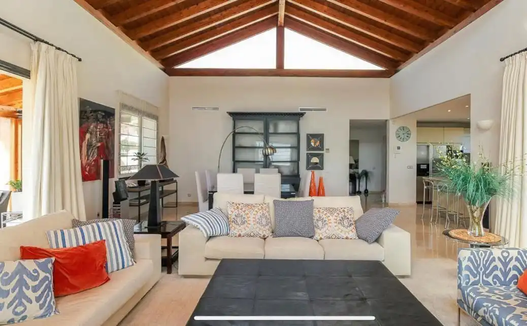Sala d'estar de Casa o xalet de lloguer en Marbella amb Aire condicionat, Jardí privat i Piscina