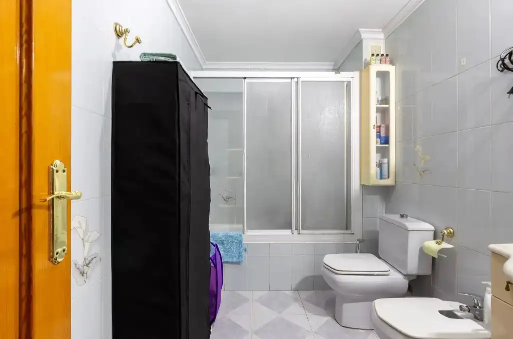 Bathroom of Flat for sale in Sueca  with Air Conditioner, Storage room and Balcony
