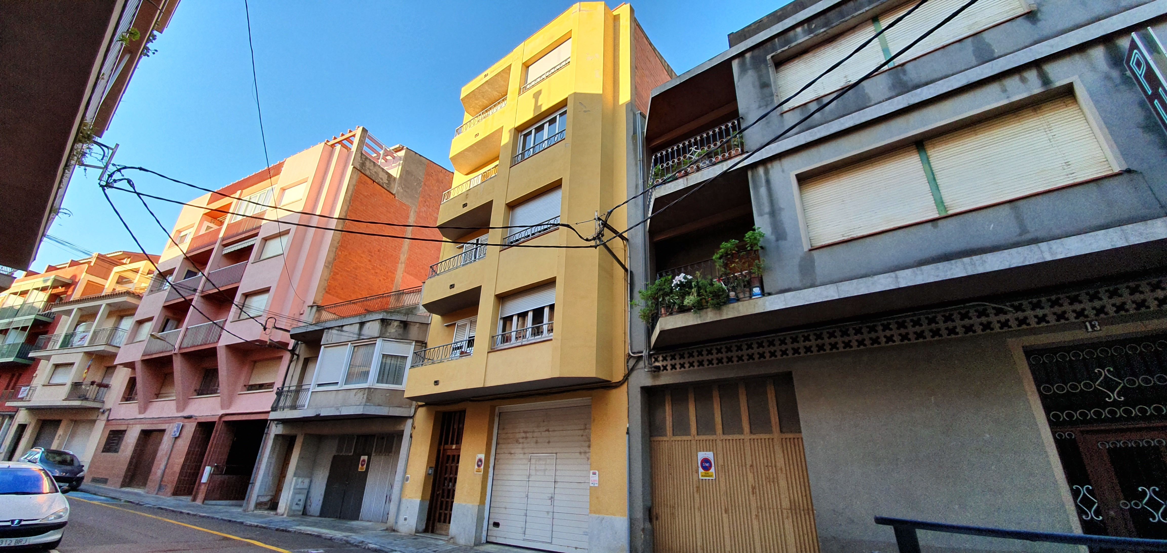Vista exterior de Pis en venda en Figueres