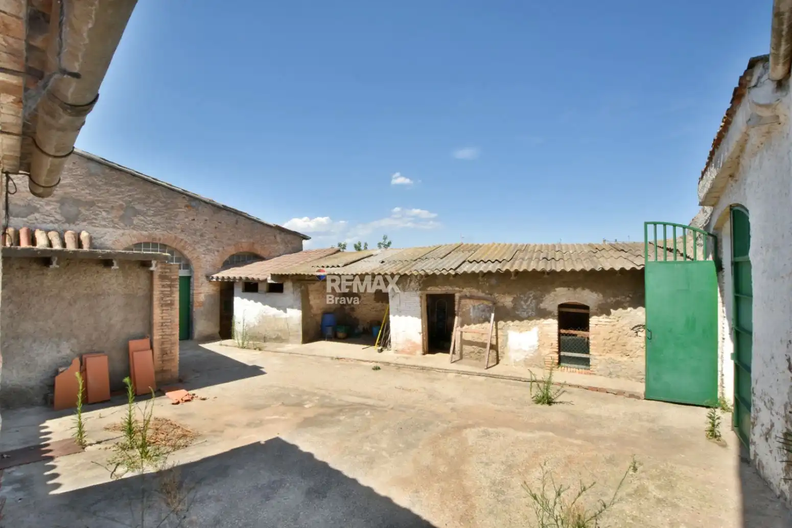 Vista exterior de Finca rústica en venda en Sant Andreu de la Barca amb Jardí privat