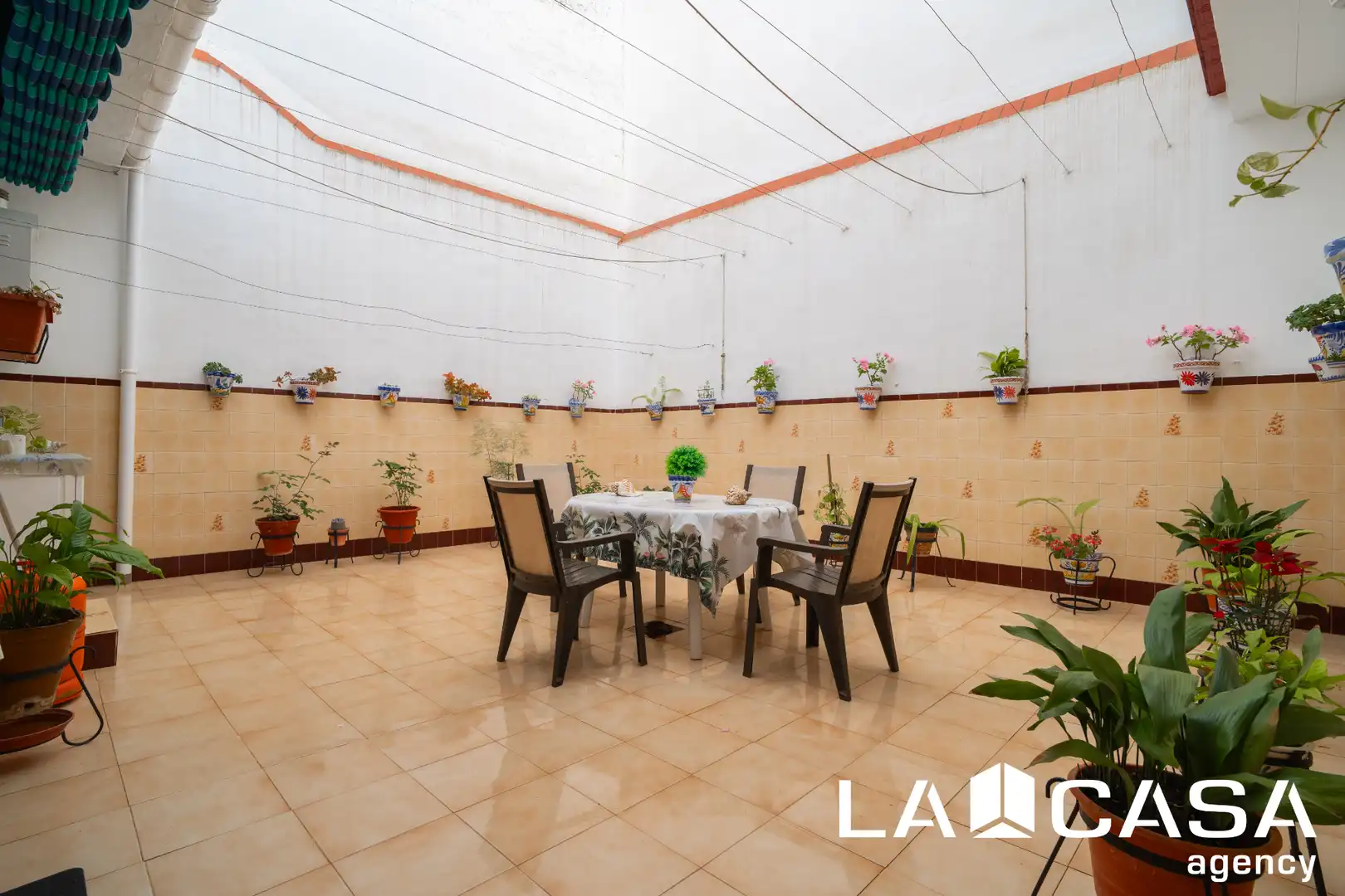 Garden of Houses for sale in Dos Hermanas  with Air Conditioner, Heating and Furnished