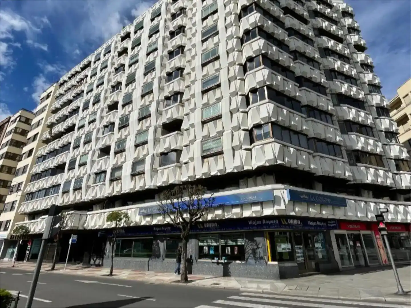 Vista exterior de Piso en venta en León Capital  con Parquet, Trastero y Piscina