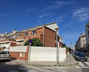 Vista exterior de Casa adosada en venda en El Vendrell amb Calefacció, Jardí privat i Terrassa