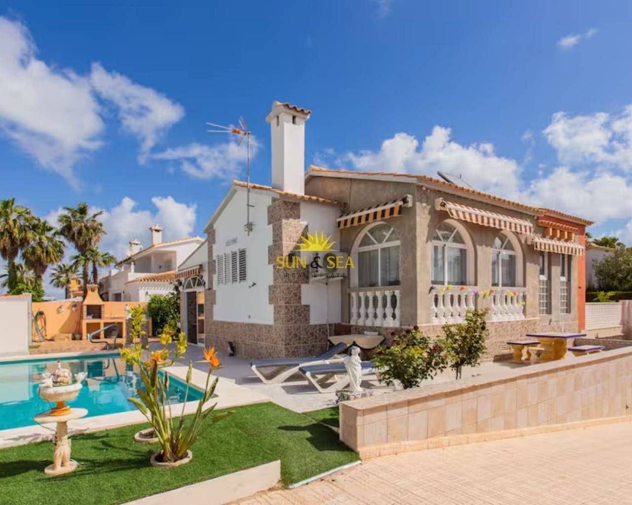 Vista exterior de Casa o xalet de lloguer en La Manga del Mar Menor amb Aire condicionat, Calefacció i Jardí privat