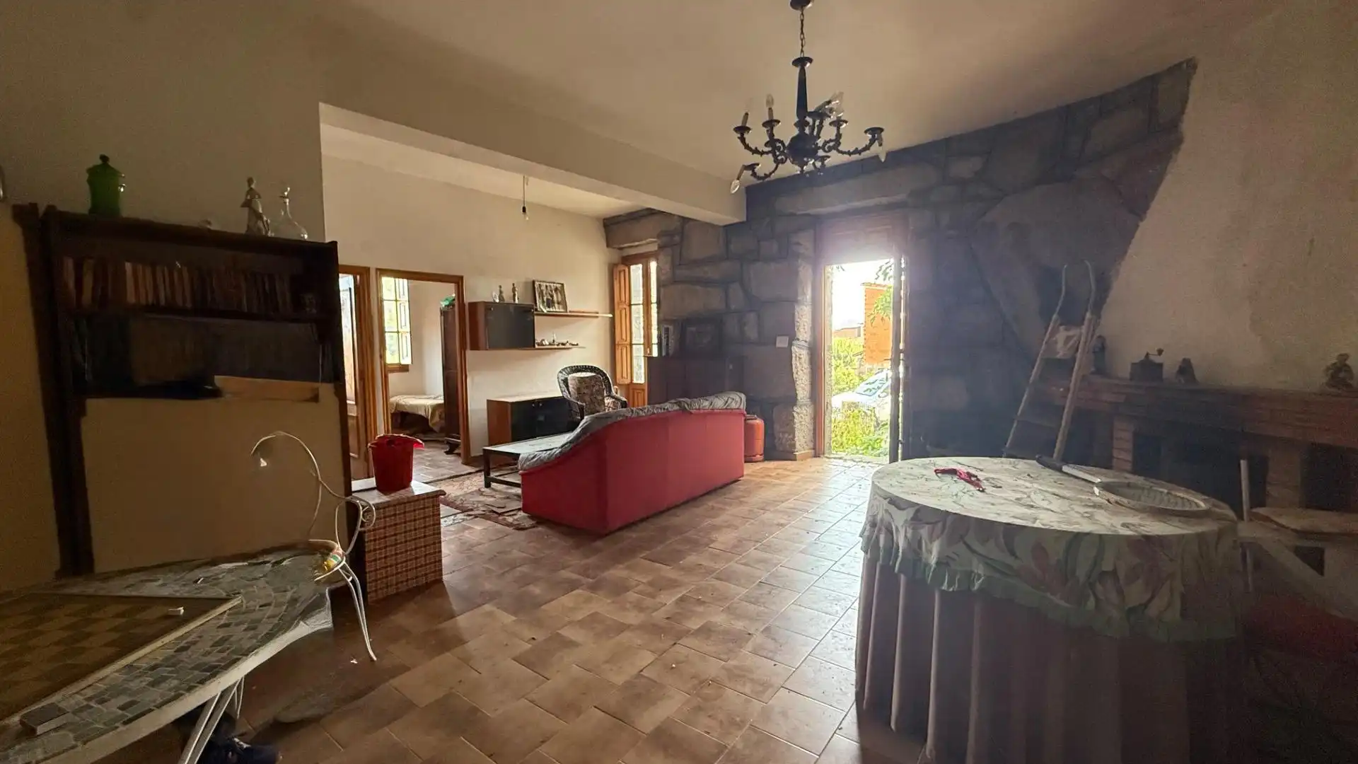 Sala d'estar de Casa o xalet en venda en Toén amb Jardí privat, Moblat i Balcó