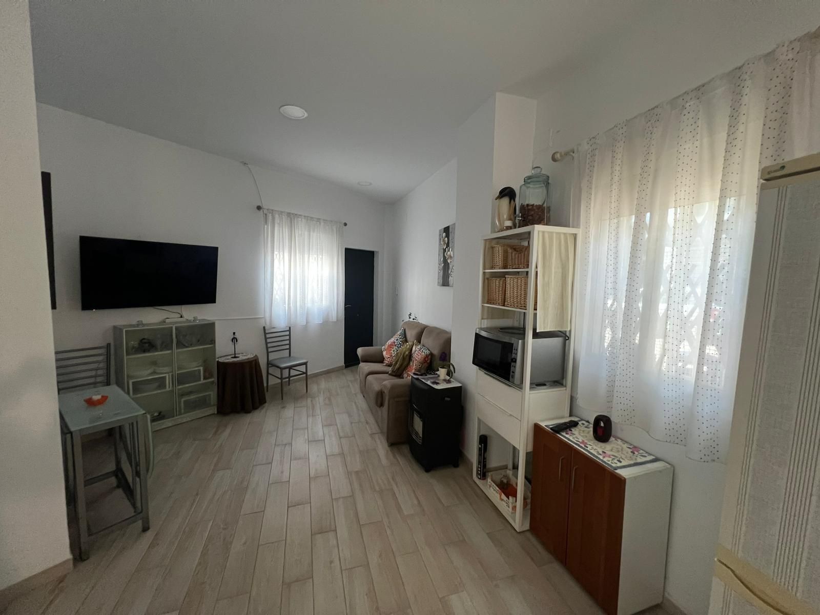 Sala d'estar de Casa adosada en venda en Lora del Río amb Aire condicionat i Terrassa