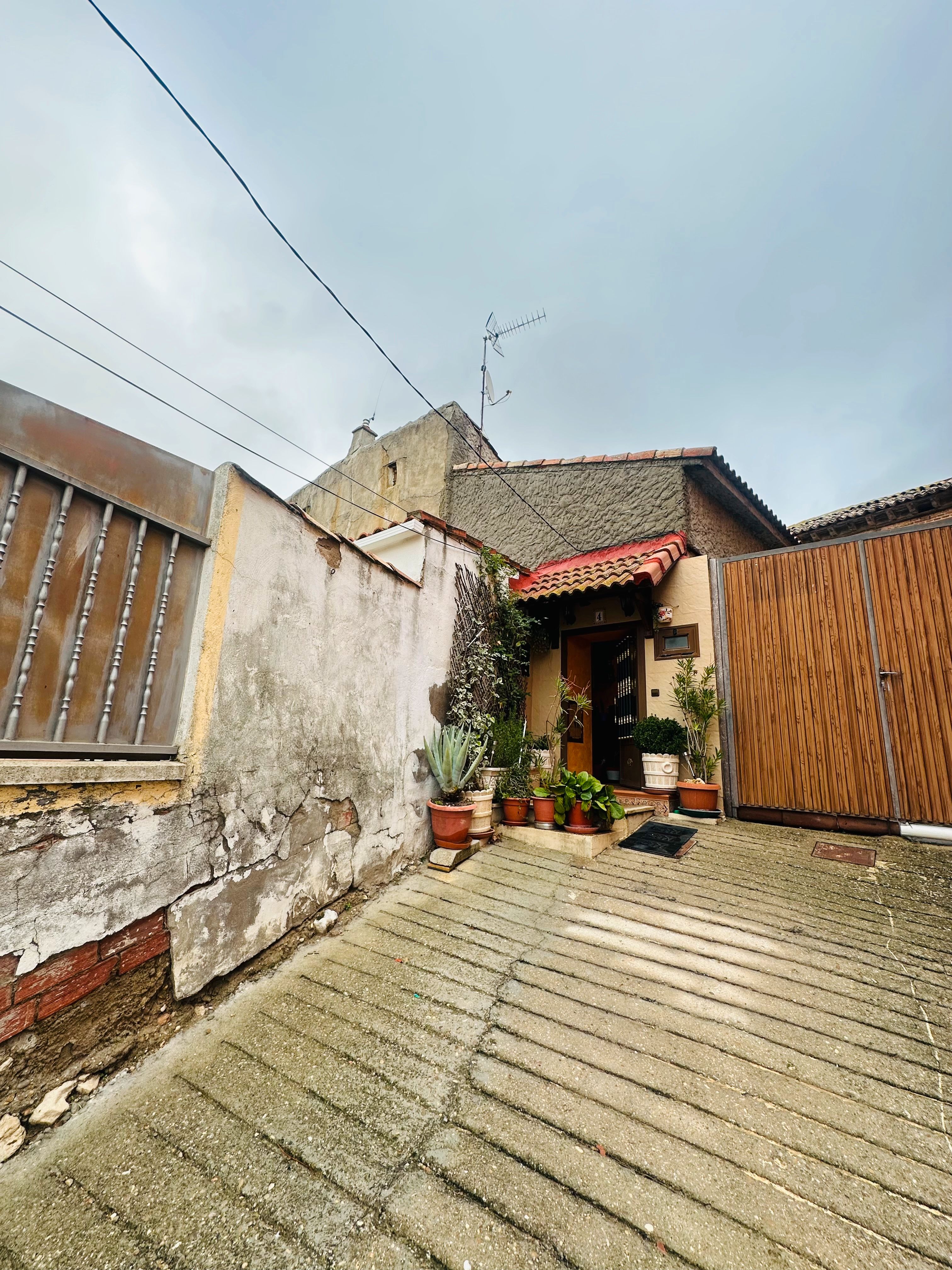 Exterior view of House or chalet for sale in Fuensaldaña  with Heating