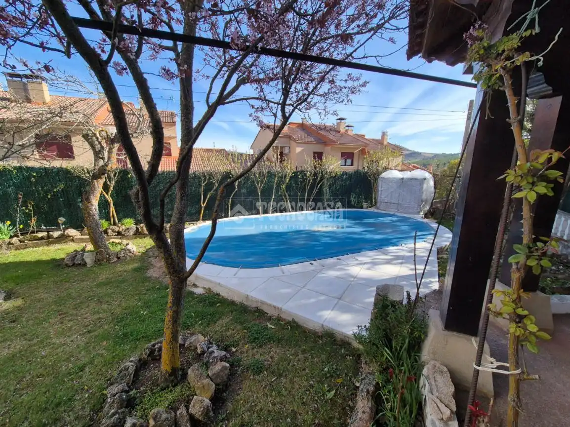 Piscina de Casa o xalet en venda en Sigüenza amb Calefacció, Jardí privat i Terrassa