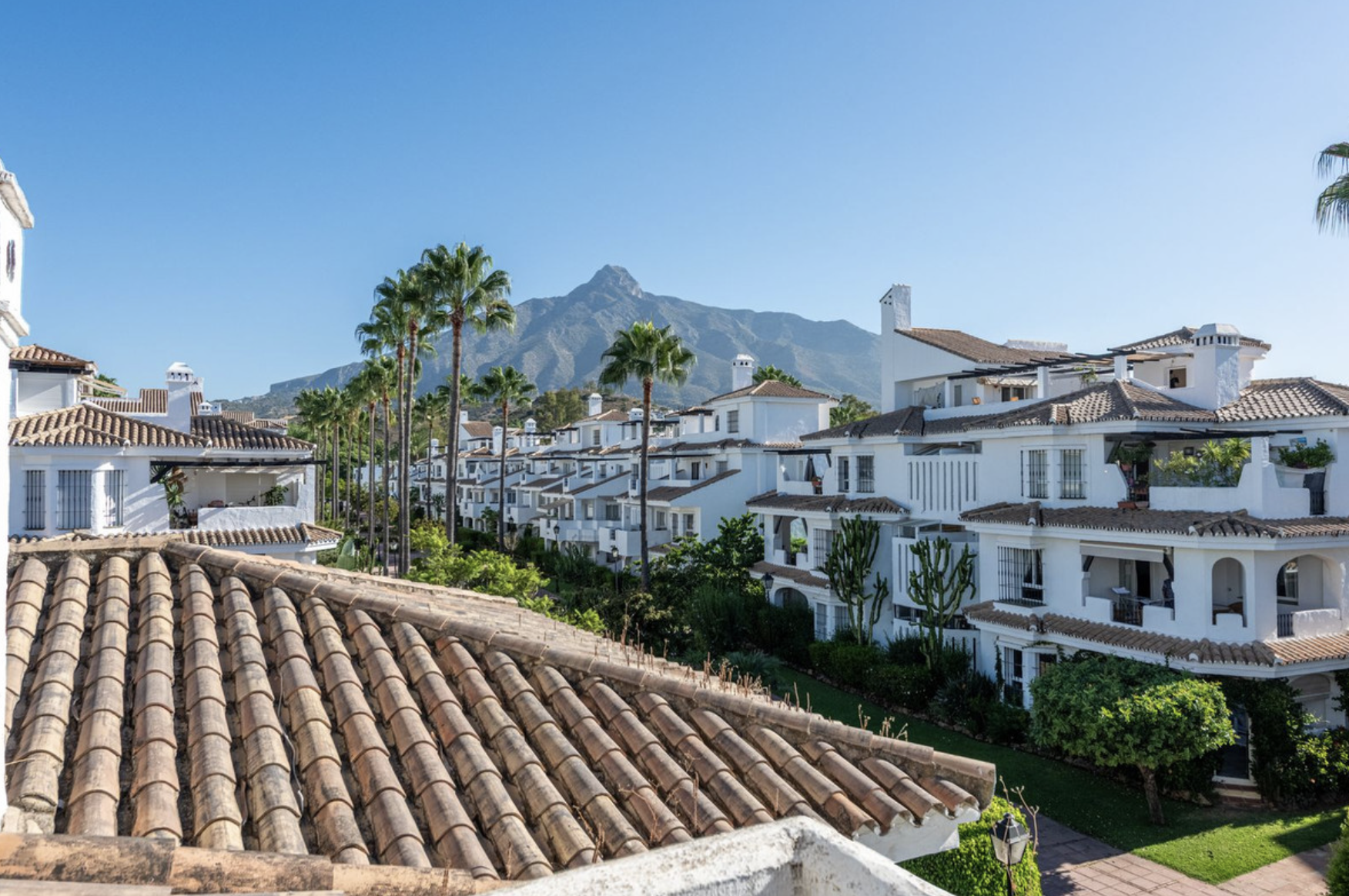Vista exterior de Àtic en venda en Marbella amb Aire condicionat, Terrassa i Piscina