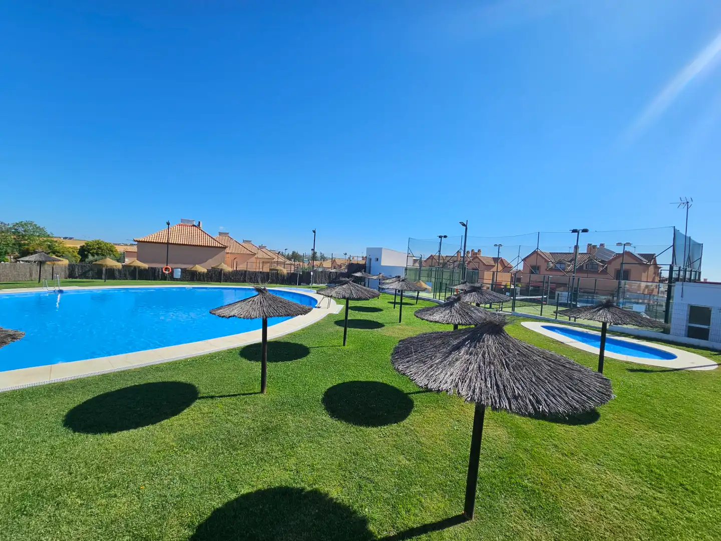 Piscina de Casa adosada en venda en Espartinas amb Aire condicionat, Calefacció i Jardí privat