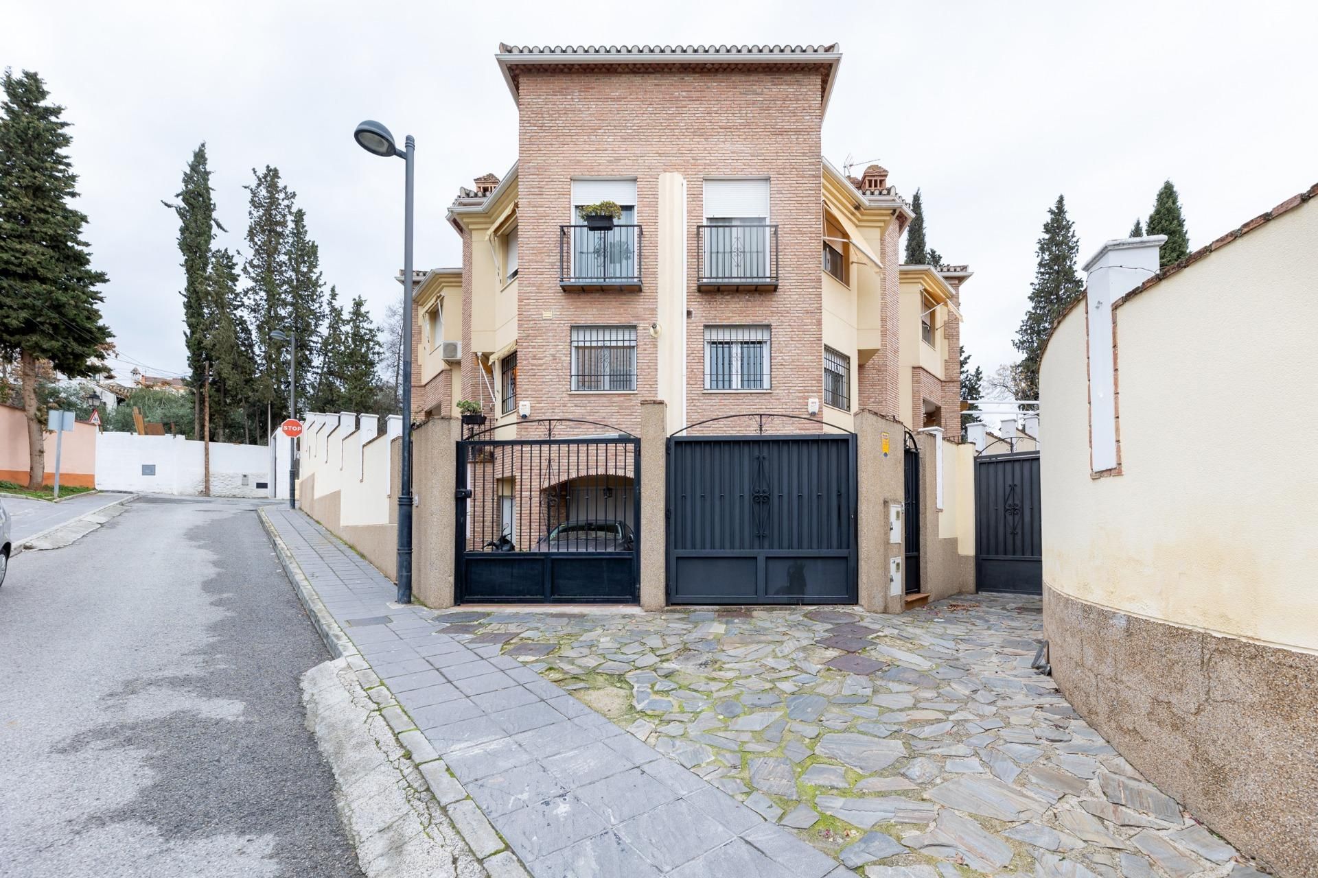 Vista exterior de Casa o xalet en venda en La Zubia amb Piscina comunitària