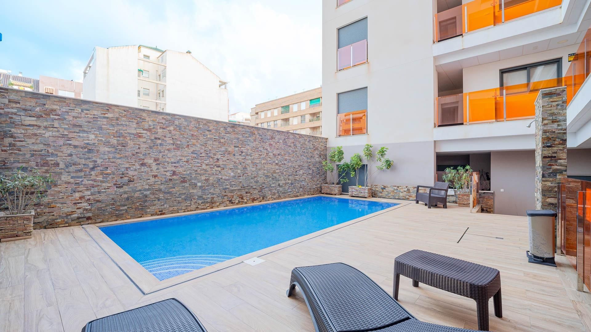 Piscina de Planta baja en venta en Torrevieja con Aire acondicionado, Terraza y Balcón