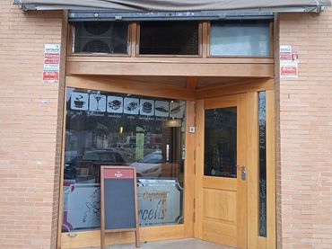 Locale commerciale in vendita a Carrer Josep V. Foix