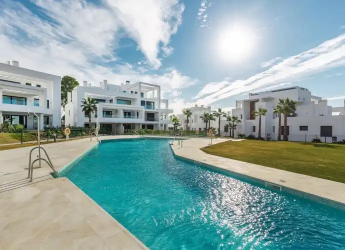 Vista exterior de Apartament en venda en Benahavís amb Jardí privat, Terrassa i Traster