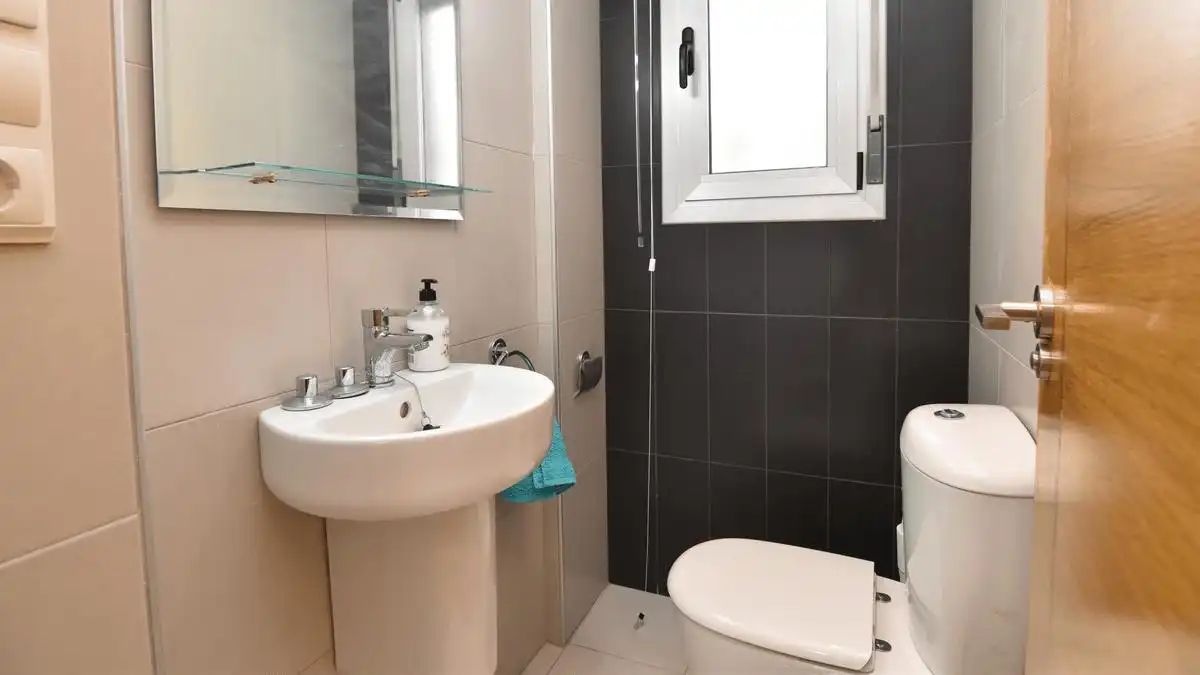 Bany de Casa o xalet en venda en Daya Vieja amb Aire condicionat, Jardí privat i Terrassa
