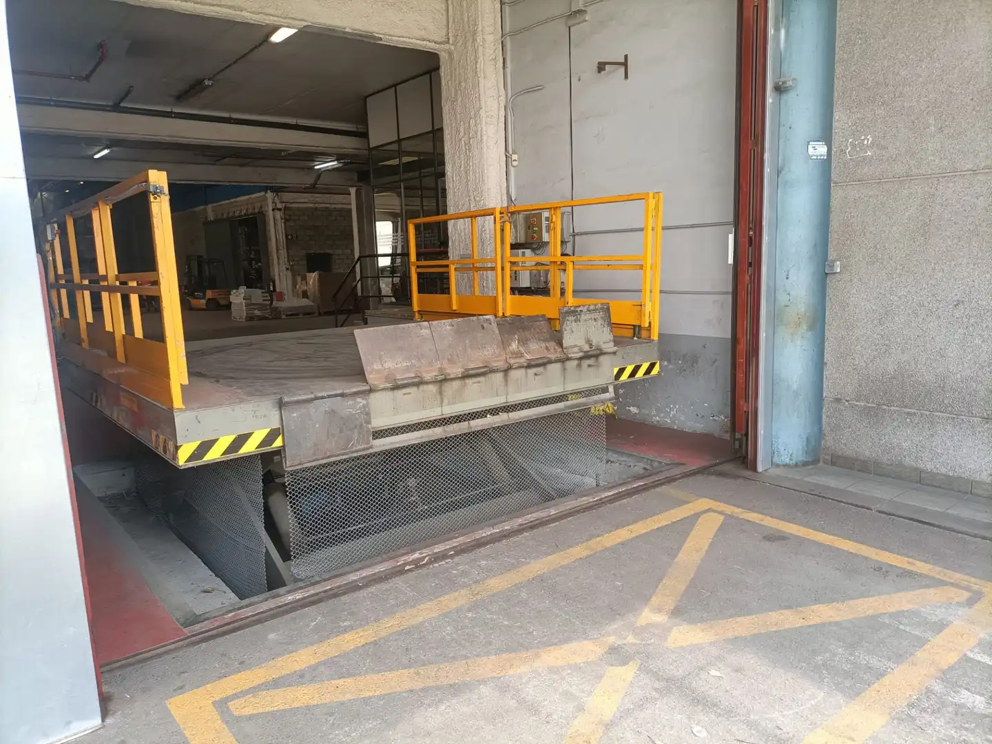 Parking de Nave industrial de alquiler en Barcelona con Calefacción y Alarma
