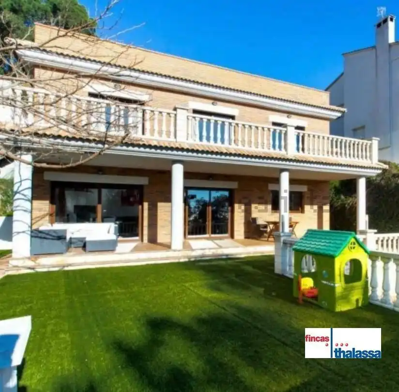 Casa amb piscina en venda a Serra Brava
