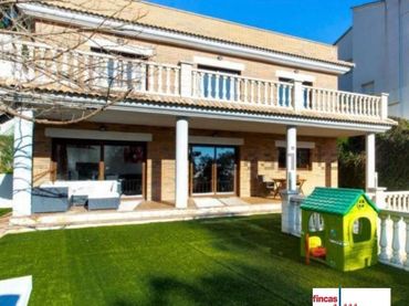 Casa con piscina en venta en Serra Brava