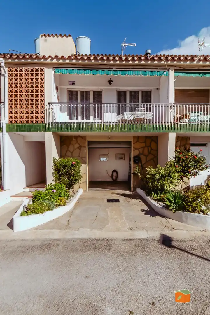 Vista exterior de Casa adosada en venda en Alcanar amb Jardí privat, Terrassa i Moblat