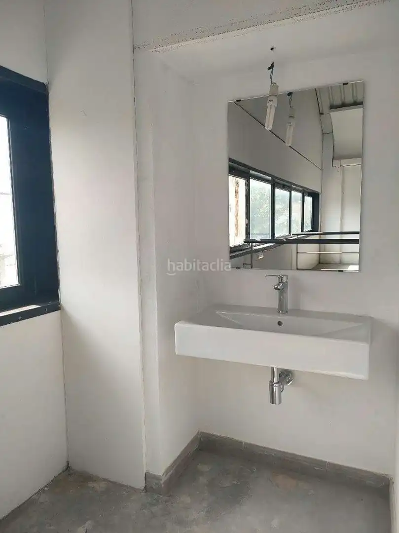 Badezimmer von Fabrikhallen zur Miete in Hostalric