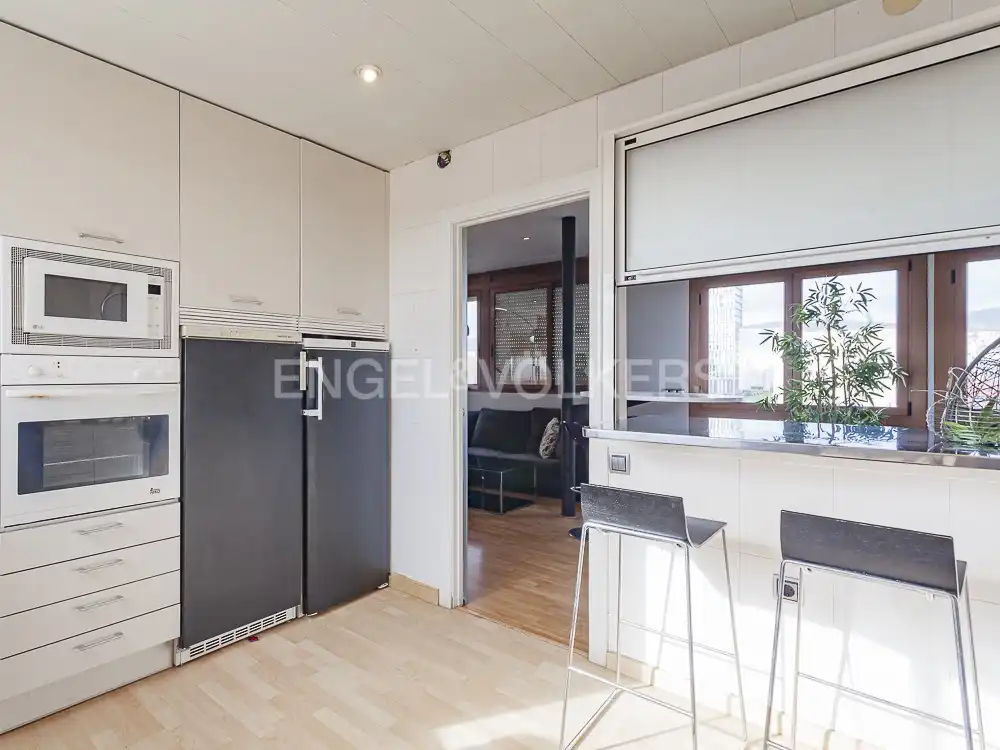 Küche von Dachboden zum Verkauf in Barcelona mit Klimaanlage, Heizung und Terrasse