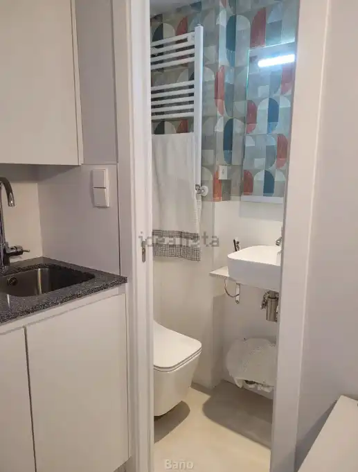 Bany de Apartament de lloguer en Madrid amb Aire condicionat, Calefacció i Moblat