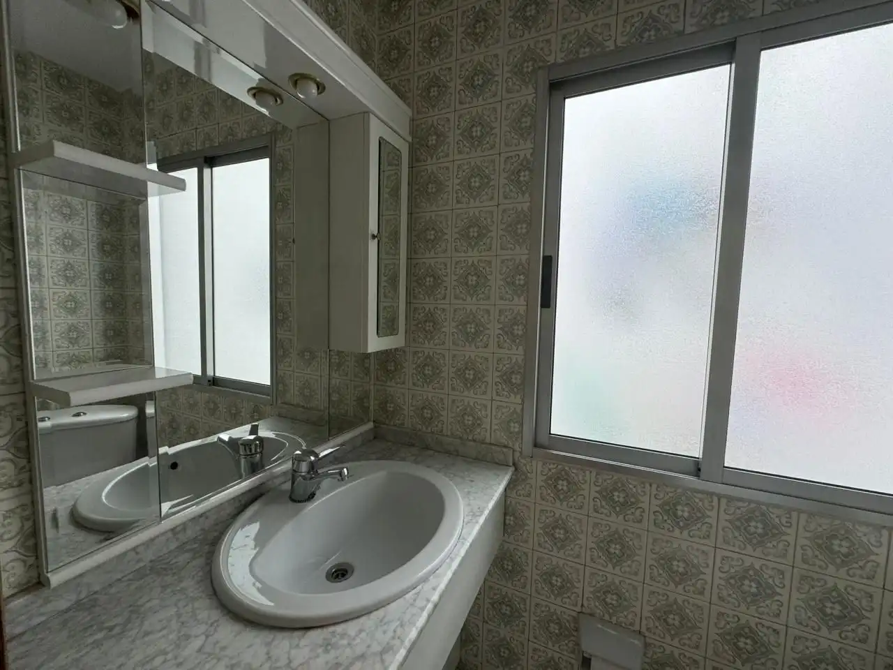 Bathroom of Flat for share in Ourense Capital   with Heating, Parquet flooring and Furnished