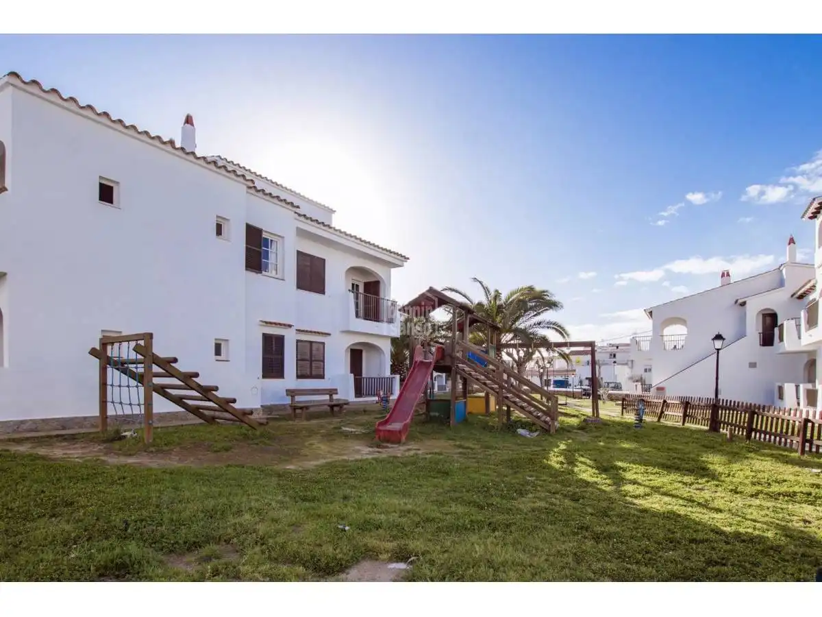 Vista exterior de Apartament en venda en Alaior amb Jardí privat, Terrassa i Piscina