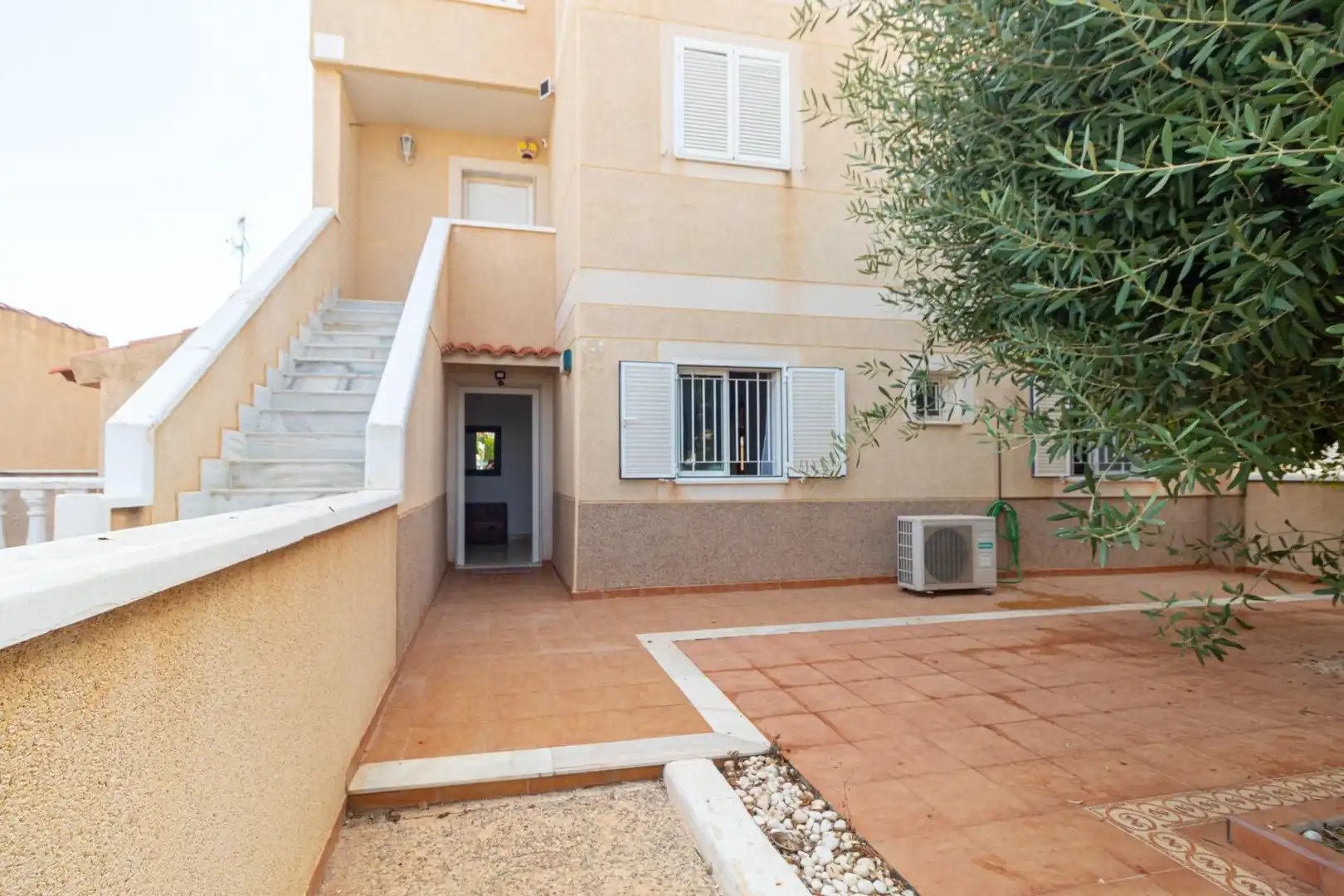 Vista exterior de Casa o xalet en venda en Orihuela amb Aire condicionat, Jardí privat i Terrassa