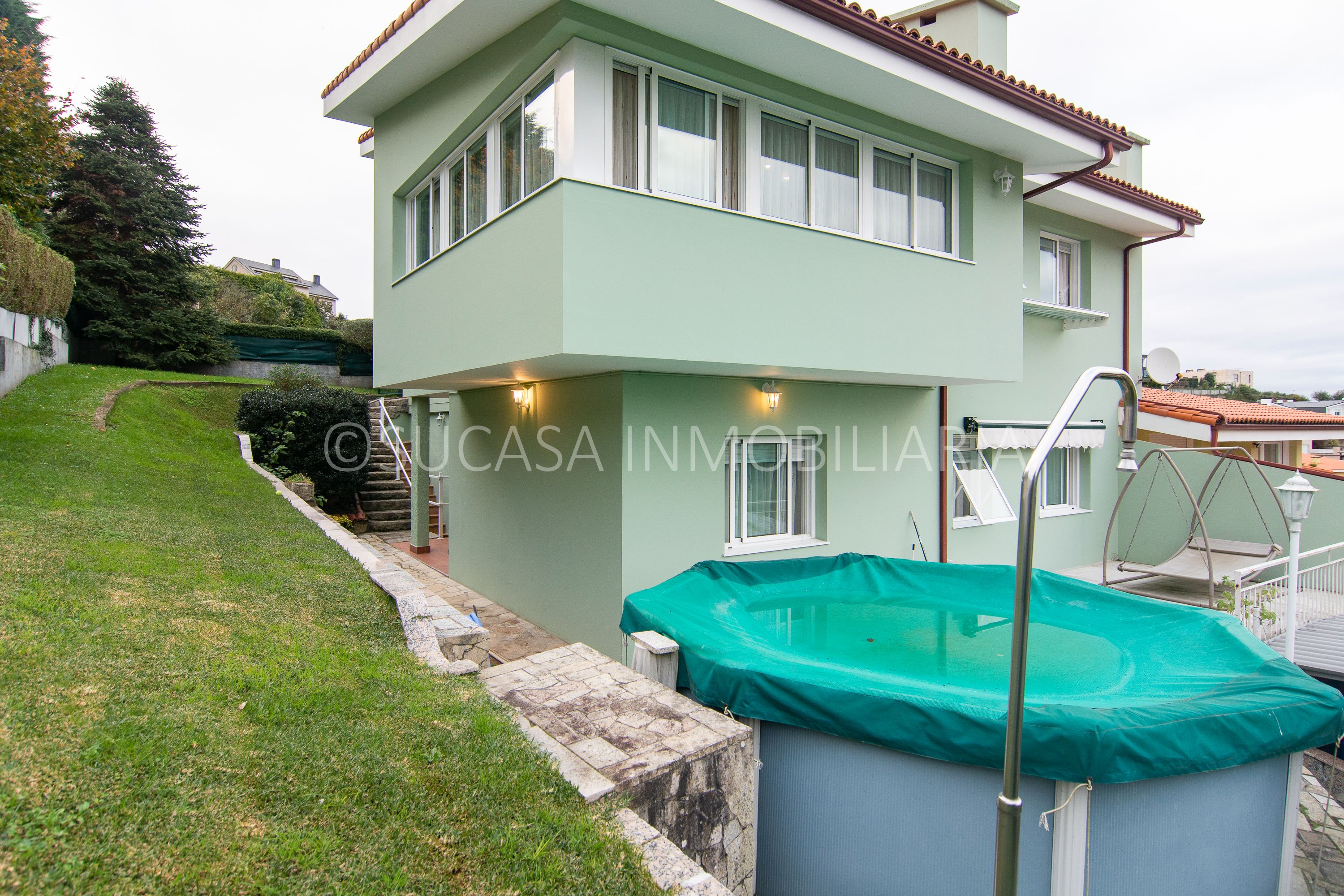 Vista exterior de Casa o xalet en venda en A Coruña Capital  amb Calefacció, Jardí privat i Parquet