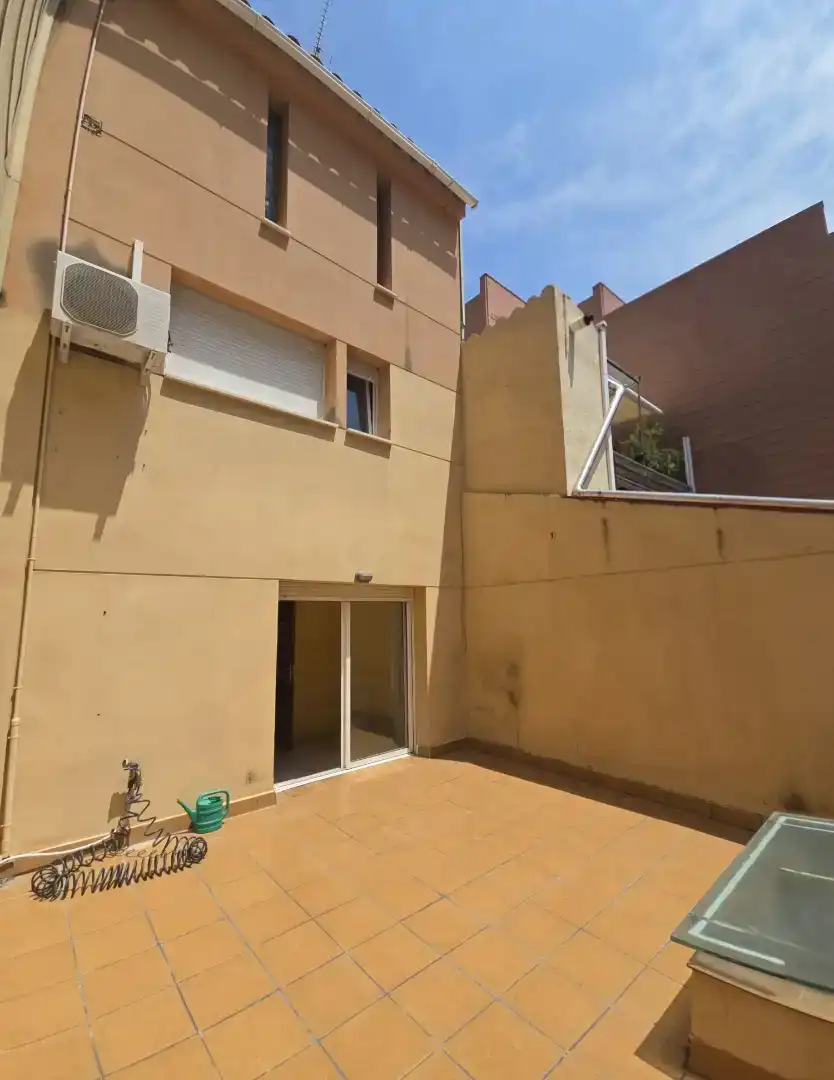 Außenansicht von Einfamilien-Reihenhaus zum Verkauf in Mataró mit Klimaanlage und Balkon