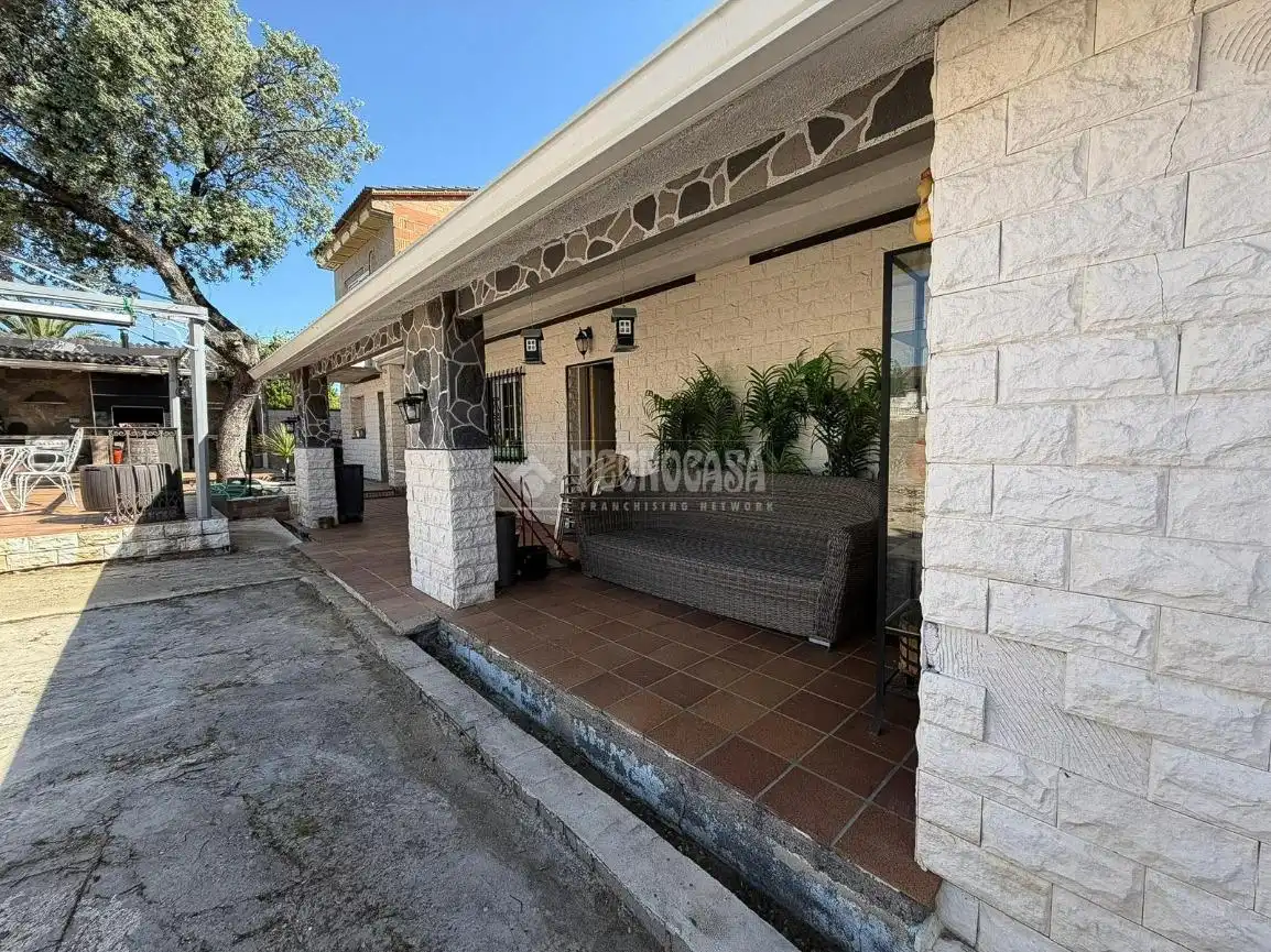 Terrassa de Casa o xalet en venda en Villa del Prado amb Aire condicionat i Piscina