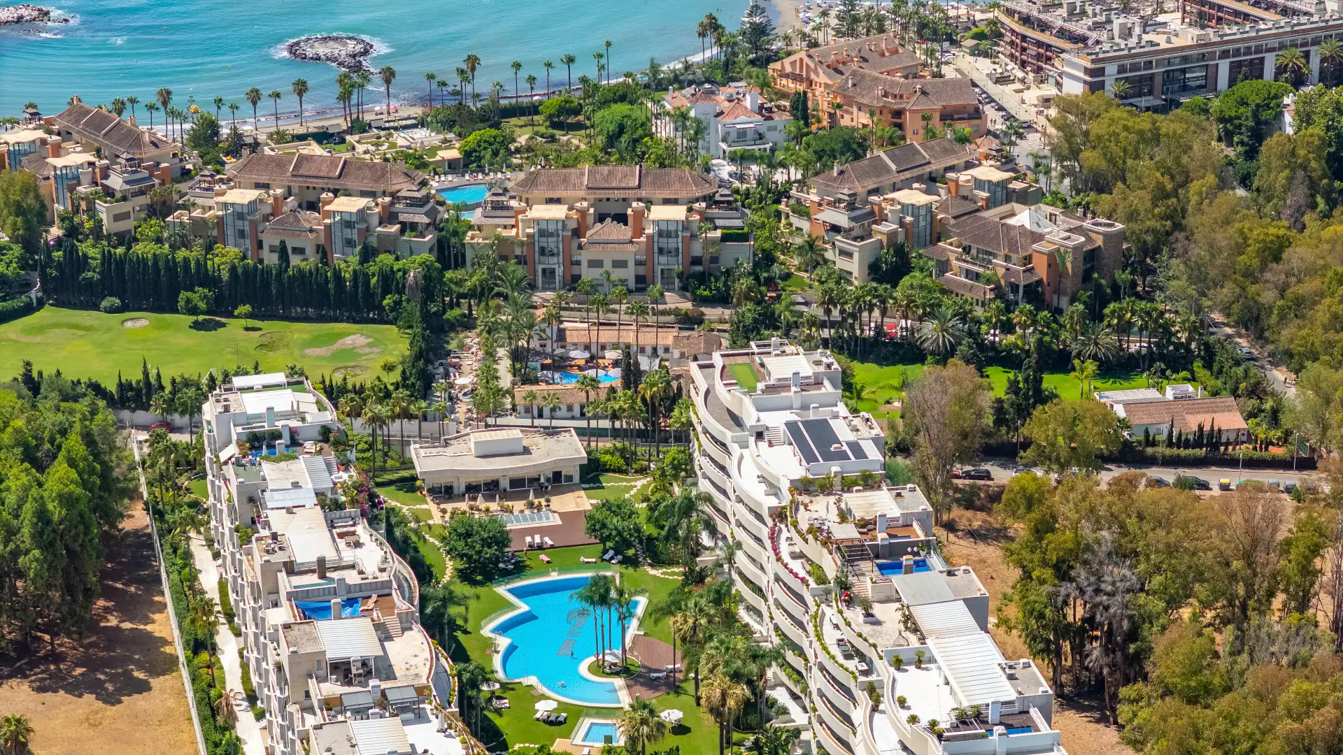 Vista exterior de Ático en venta en Nueva Andalucía