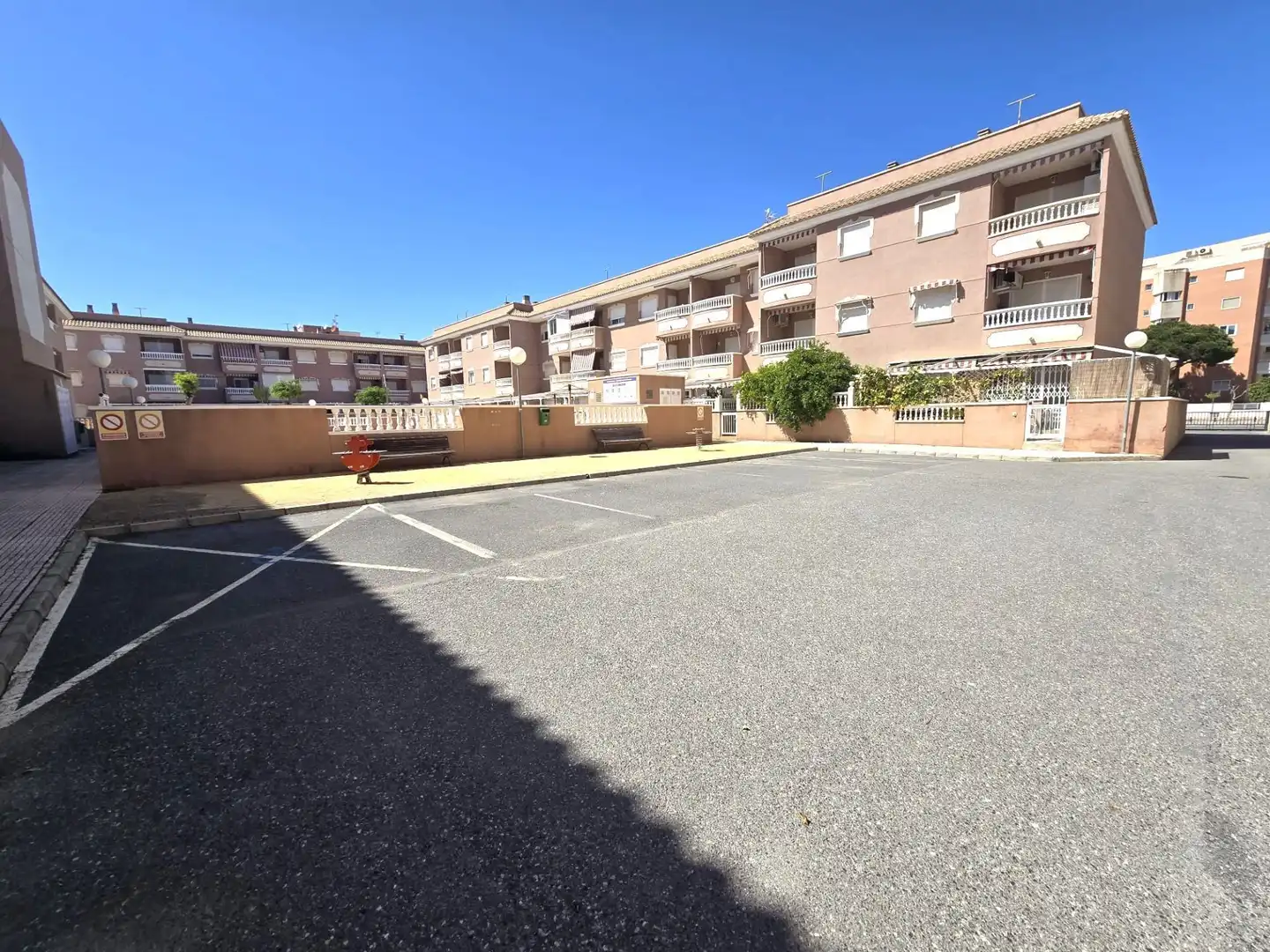 Parkplatz von Wohnungen zum Verkauf in Santa Pola mit Klimaanlage, Terrasse und Möbliert