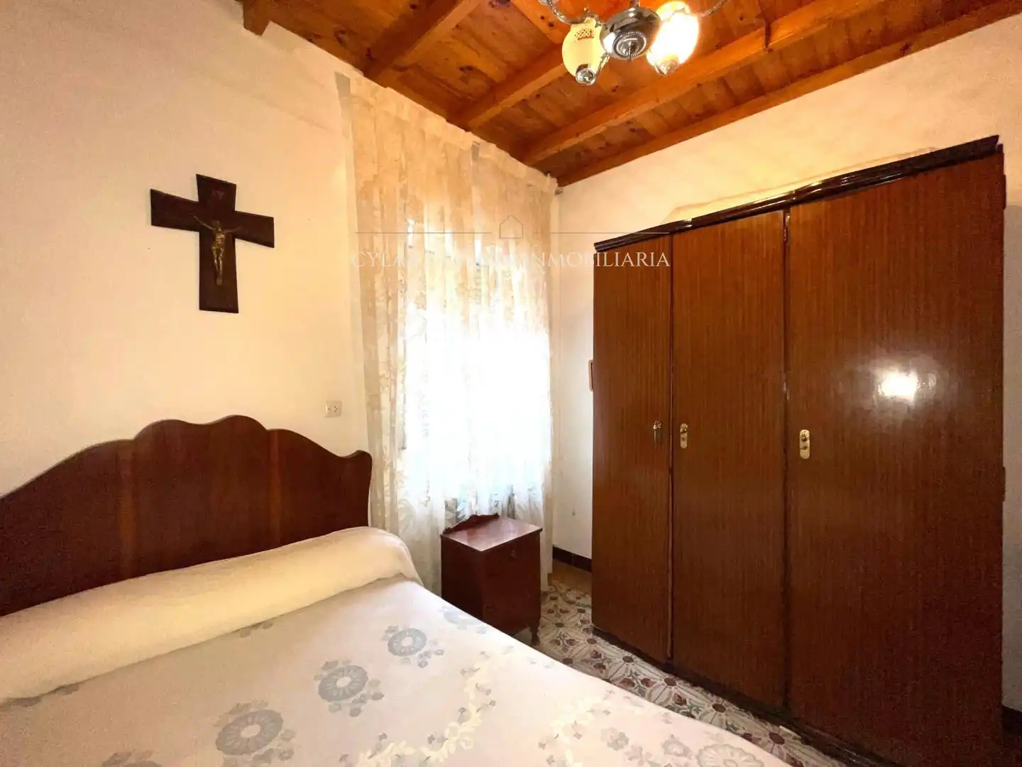 Dormitori de Casa o xalet en venda en San Pedro de Rozados amb Calefacció, Traster i Moblat