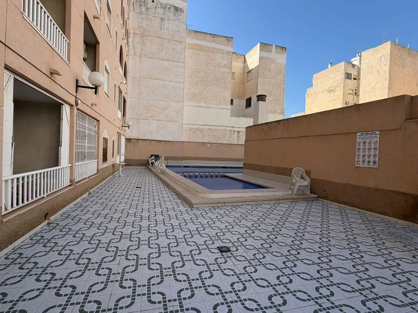 Piscina de Apartament en venda en Torrevieja amb Terrassa, Moblat i Piscina comunitària