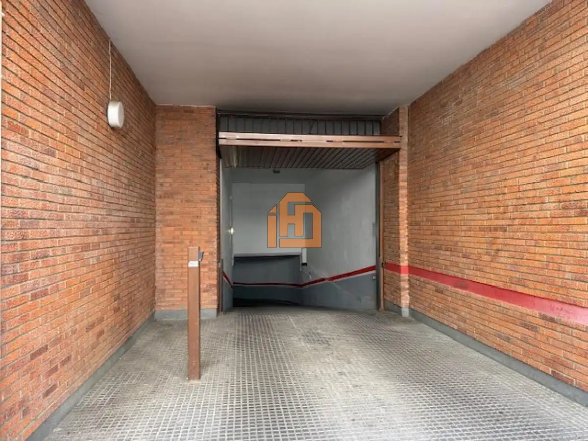 Parking de Apartamento en venta en León Capital  con Calefacción y Parquet
