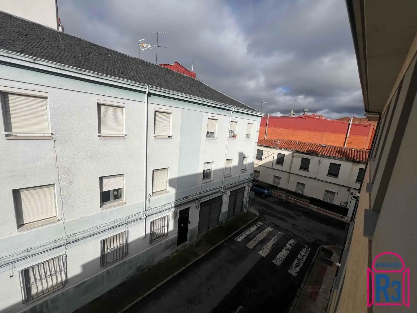 Vista exterior de Dúplex en venda en San Andrés del Rabanedo amb Calefacció i Traster