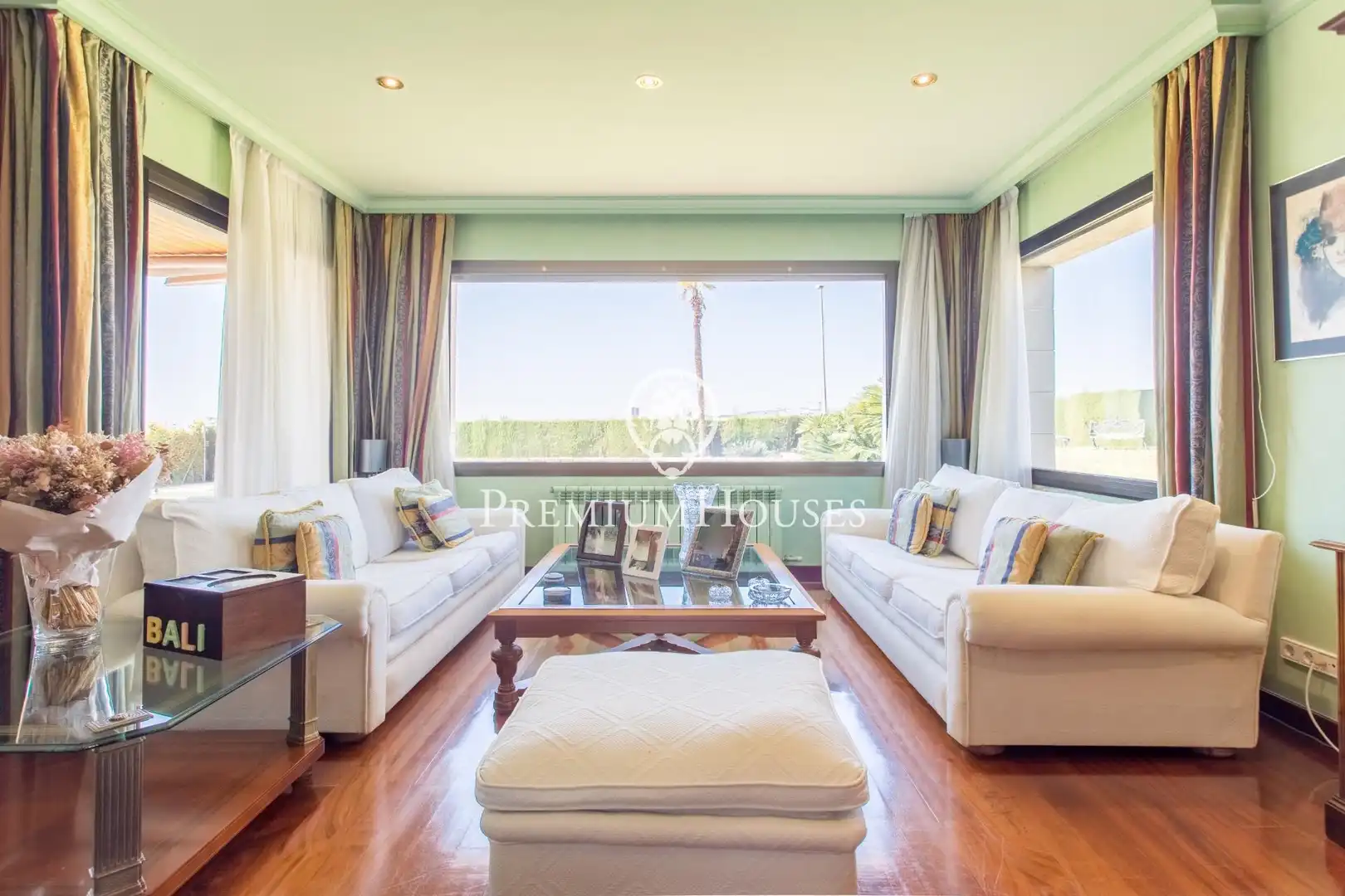 Sala d'estar de Casa o xalet en venda en Alella amb Aire condicionat, Calefacció i Jardí privat