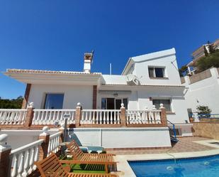 Vista exterior de Casa o xalet en venda en Vélez-Málaga amb Aire condicionat, Calefacció i Jardí privat