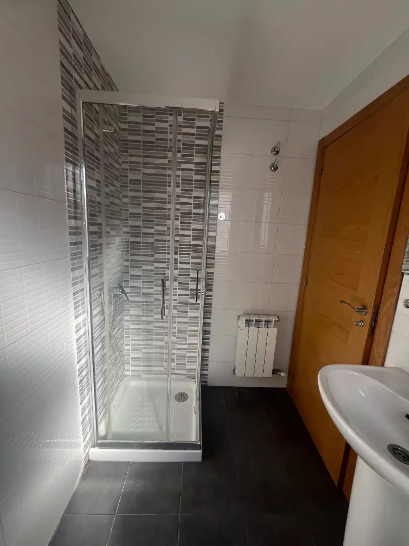 Bathroom of Flat for rent in Vigo   with Heating, Oven and Washing machine