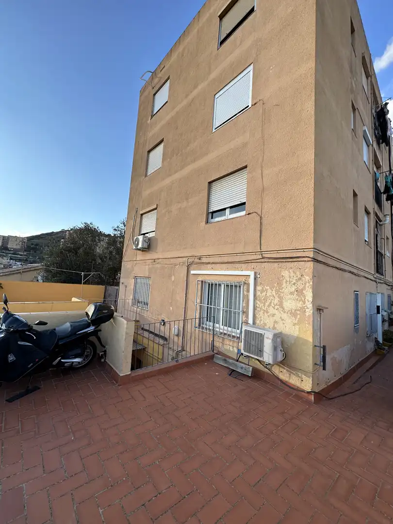 Exterior view of Flat for sale in Santa Coloma de Gramenet  with Terrace and Balcony