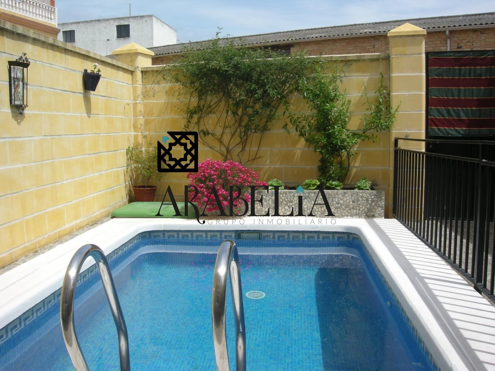 Piscina de Casa adosada en venda en Villafranca de Córdoba amb Aire condicionat, Calefacció i Jardí privat