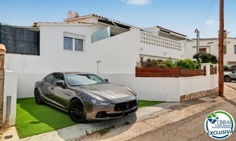 Vista exterior de Casa o chalet en venta en Roses con Aire acondicionado, Calefacción y Piscina