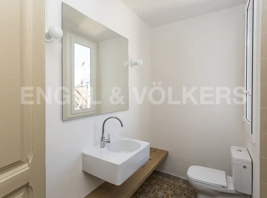 Bathroom of Flat for sale in Barcelona  with Air Conditioner, Heating and Balcony